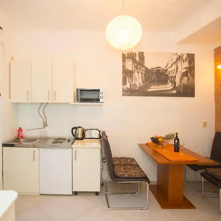 Zdrav - With Big Terrace Apartment *